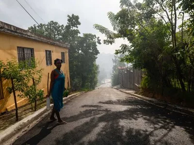 Incendio en Cambita deja humo en viviendas y una nave colapsada