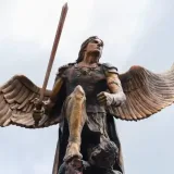 Baruta devela escultura de San Miguel Arcángel en Las Mercedes