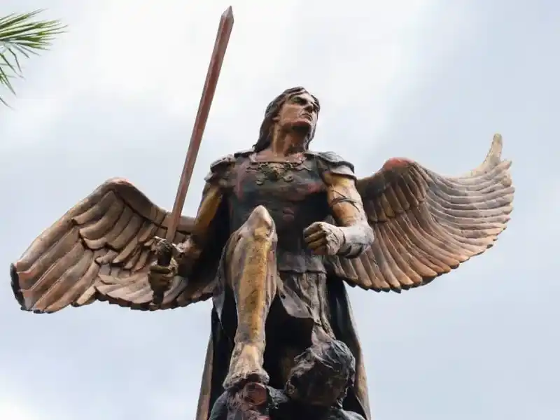 Baruta devela escultura de San Miguel Arcángel en Las Mercedes