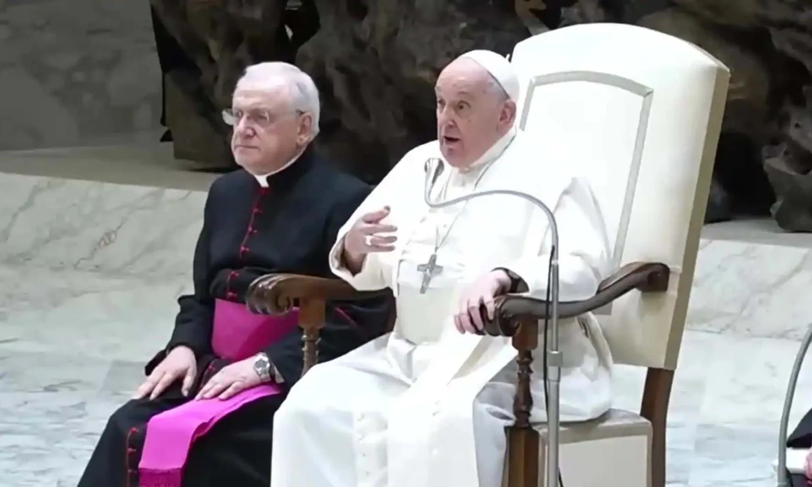 El Papa asegura que está mejor, pero que aún se cansa al hablar mucho