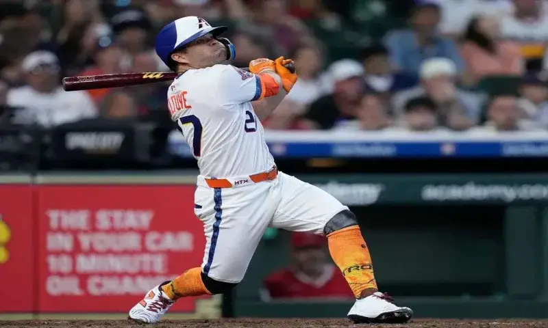 Altuve firma su juego multihits 700 con los Astros