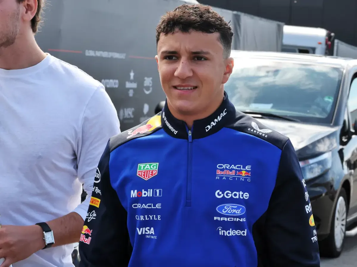 Isack Hadjar será baja en el GP de España por lesión