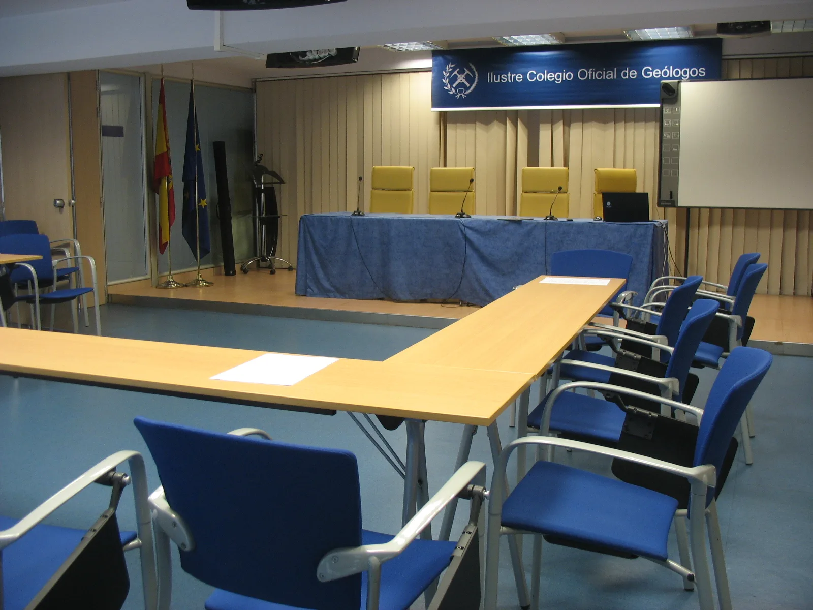 File:Ilustre Colegio Oficial de Geólogos headquarters, Madrid, Spain - Assembly Hall.JPG