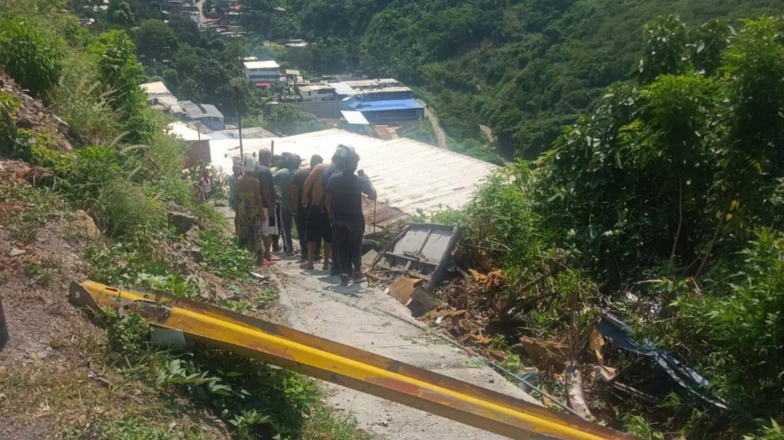 Un camión cayó sobre una casa en la Caracas-La Guaira
