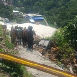 Un camión cayó sobre una casa en la Caracas-La Guaira