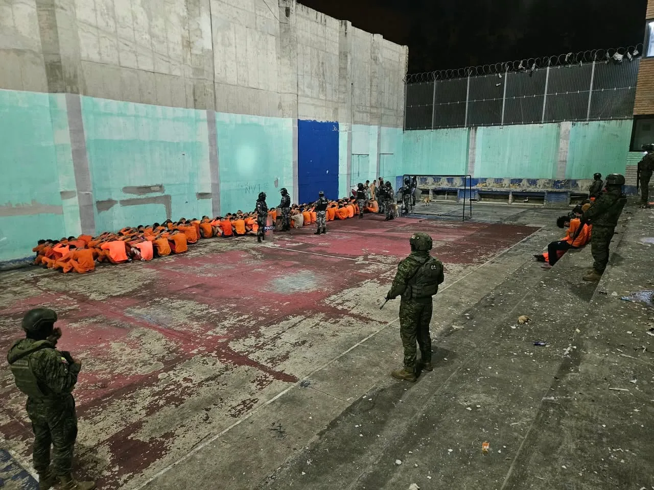Militares hallan armas y celulares en cárceles de Azuay y Santo