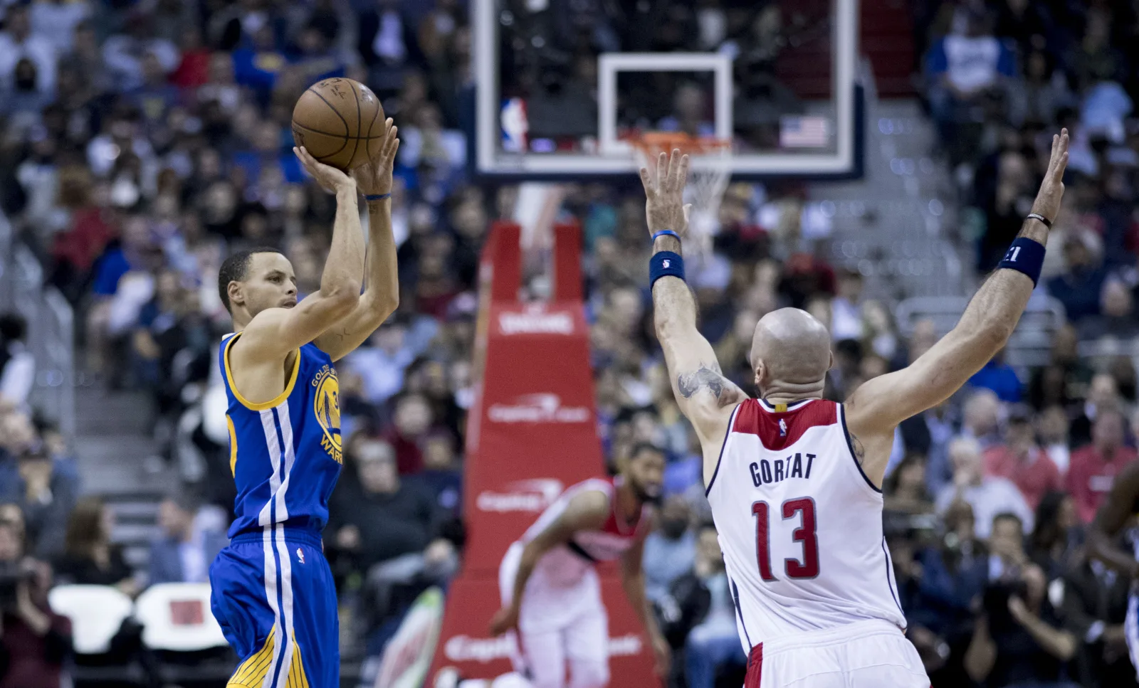 Curry apunta al máximo registro anotador entre bases de la NBA