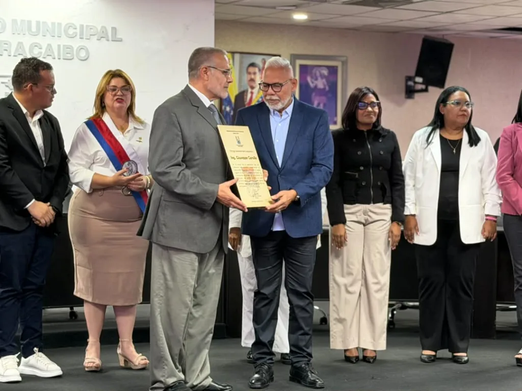 Concejo de Maracaibo condecora a Roselyn López de Caldera
