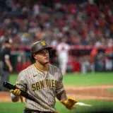 Machado dice que volverá al país pese al cierre del espacio aéreo