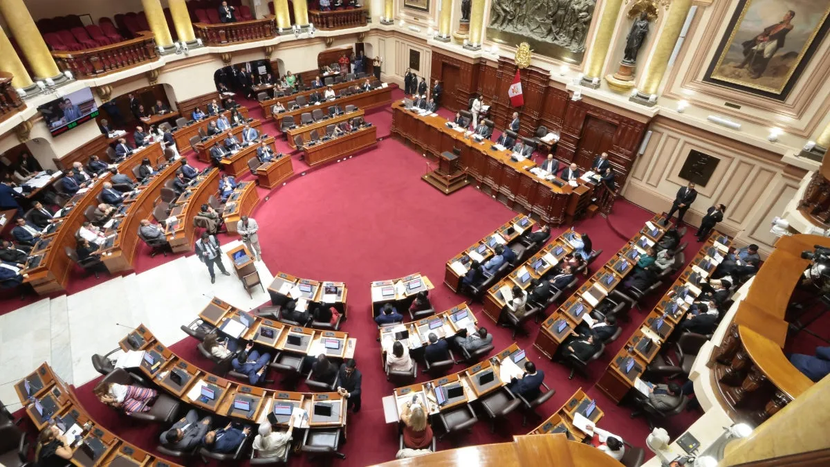 Diputados peruanos avalan derogar el colegio de artistas