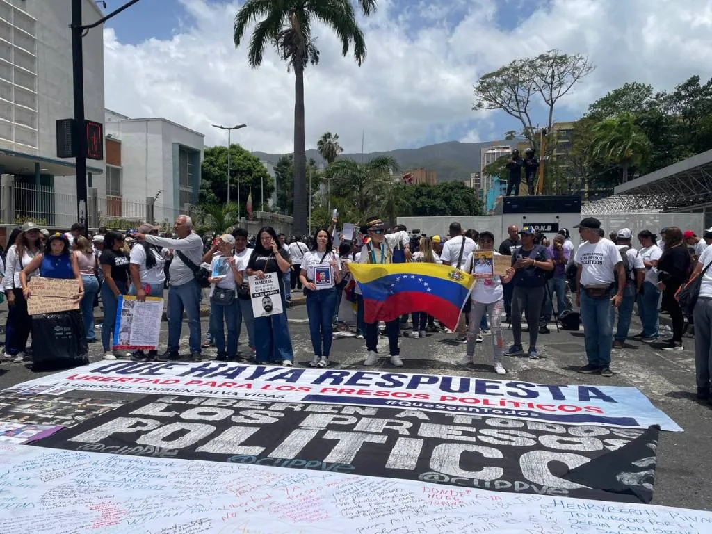 Familiares de presos políticos protestaron frente al cerco