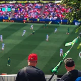 Vista atractiva de aficionados al fútbol disfrutando de un partido en directo en un estadio de Langford, Columbia Británica, Canadá.