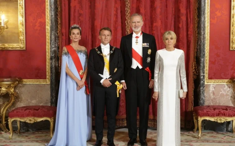 Letizia llevó un vestido azul prestado en la cena con Macron