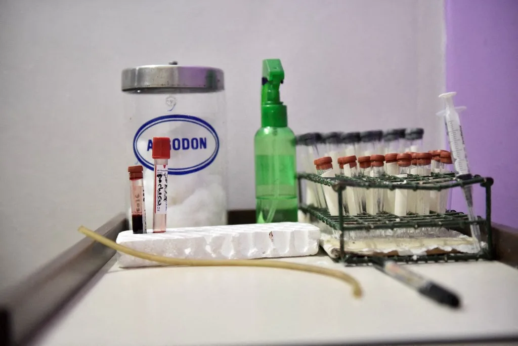 Privados avanzan en hospitales públicos por falta de insumos