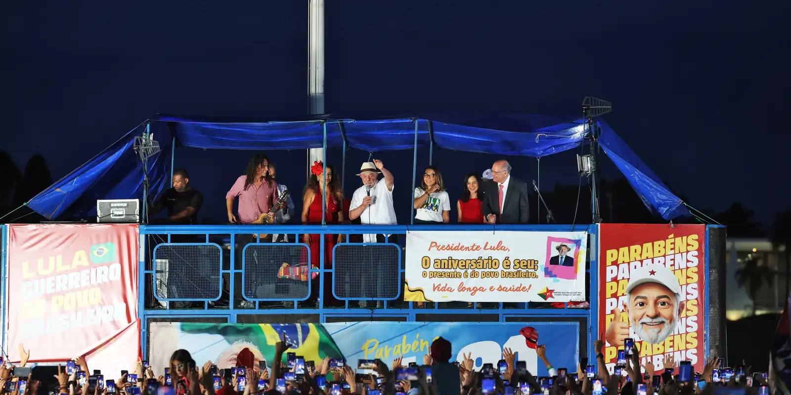 Lula califica de vergonzosa la salida de Flávio Bolsonaro