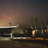 Vista nocturna dramática de la instalación de SpaceX con niebla y luces en Brownsville, Texas.