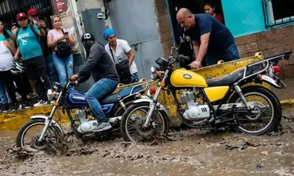 Anegaciones y derrumbes tras lluvias del sábado en Caracas y La Guaira