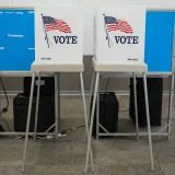 Las cabinas de votación están listas para recibir a los votantes de las elecciones primarias en la Biblioteca Belmar, en Lakewood, Colorado, el lunes 29 de junio de 2026.