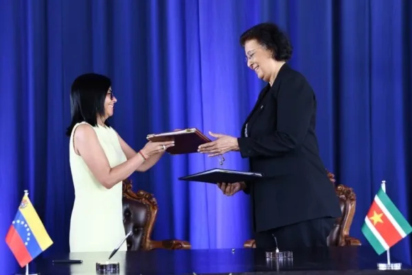 Delcy Rodríguez y Surinam firman acuerdos energéticos y aéreos