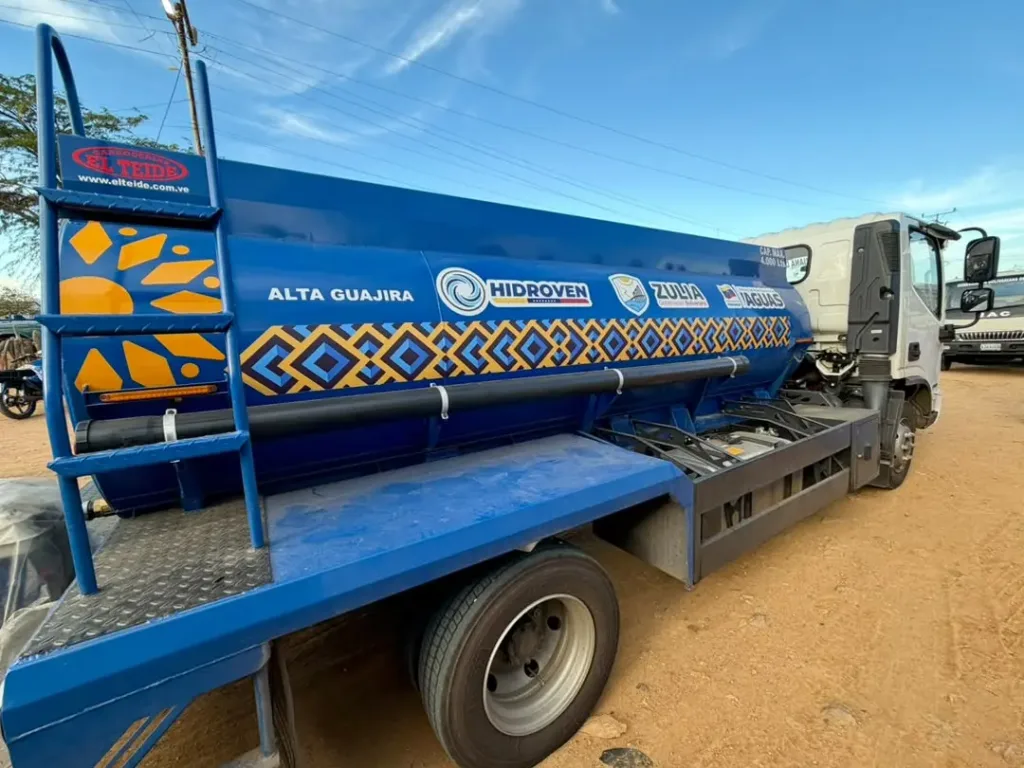 Luis Caldera entrega cisternas y anuncia obras de agua y luz