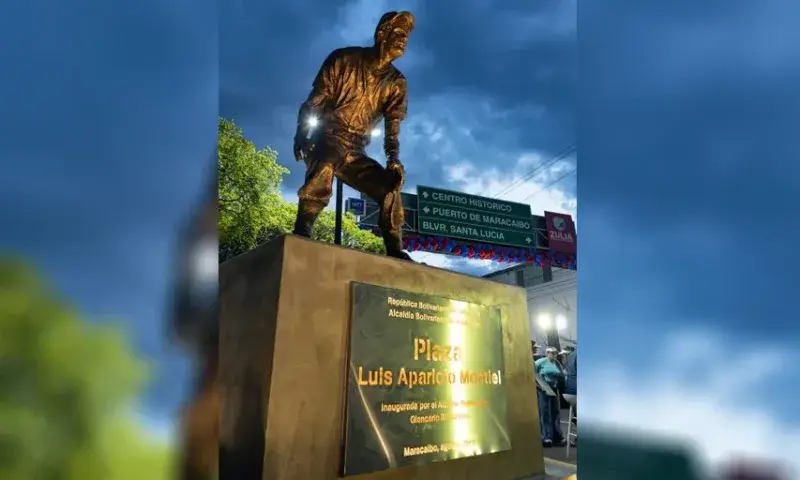 Develan en Maracaibo la primera estatua en honor a Luis Aparicio