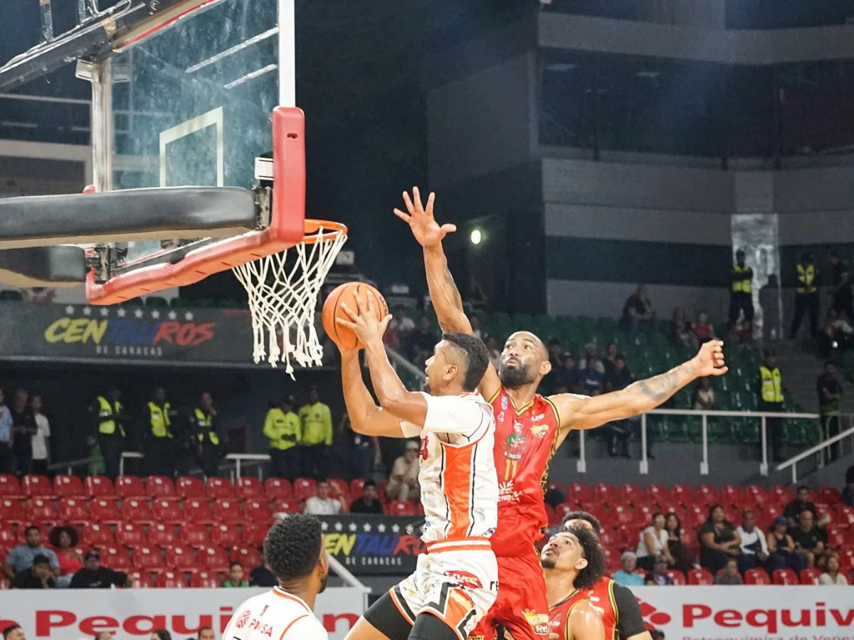 Cocodrilos sostuvo su ventaja y venció a Pioneros 69-64