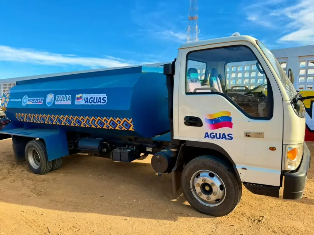 Luis Caldera entrega cisternas y anuncia obras de agua y luz