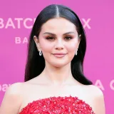 Selena Gomez deja el vapeo y alerta sobre la nicotina