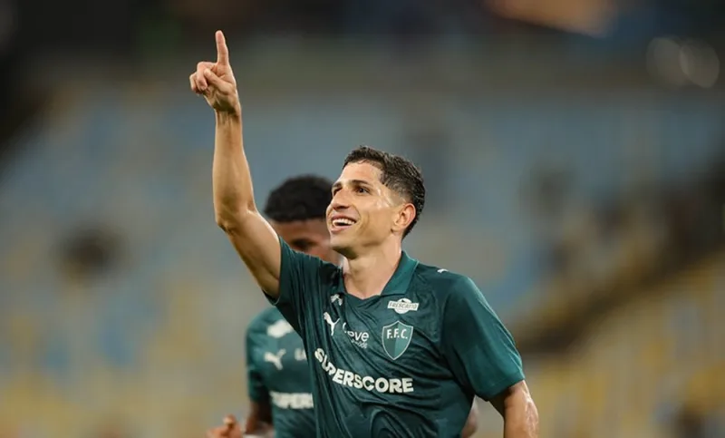 Savarino anota su primer triplete y lleva al Fluminense al 4-0