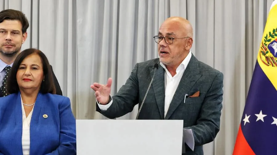 Rodríguez defiende pacto petrolero y dice que Venezuela manda