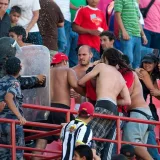 Hinchas confrontan a funcionarios policiales durante una trifulca en gradería.