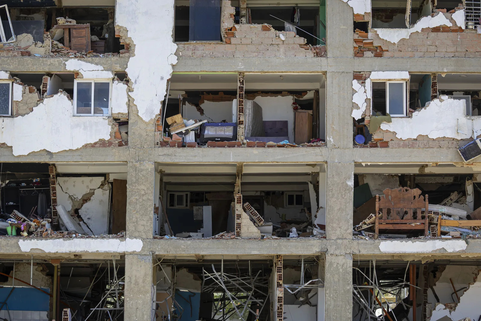 La Guaira alista derribo de 35 edificios dañados por sismos