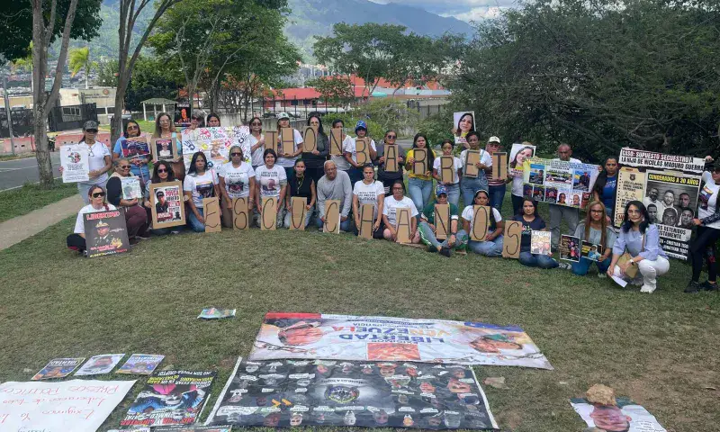 Familiares de presos políticos mantienen protesta frente a la Embajada de EE. UU. en Caracas