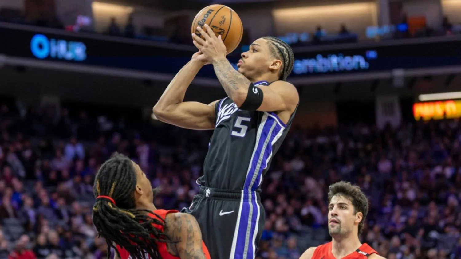 Acuff Jr. firma una noche histórica para Sacramento
