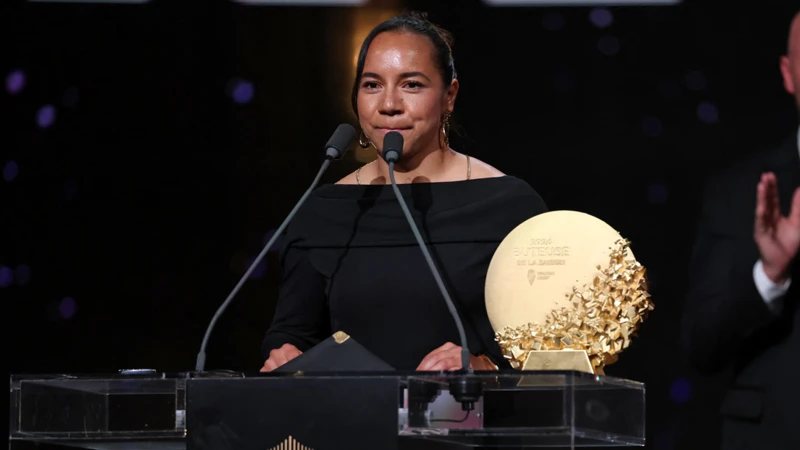 Charlyn Corral hace historia y gana el Balón de Oro