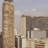 Vista cautivadora de edificios emblemáticos de São Paulo, Brasil, bajo un cielo despejado.