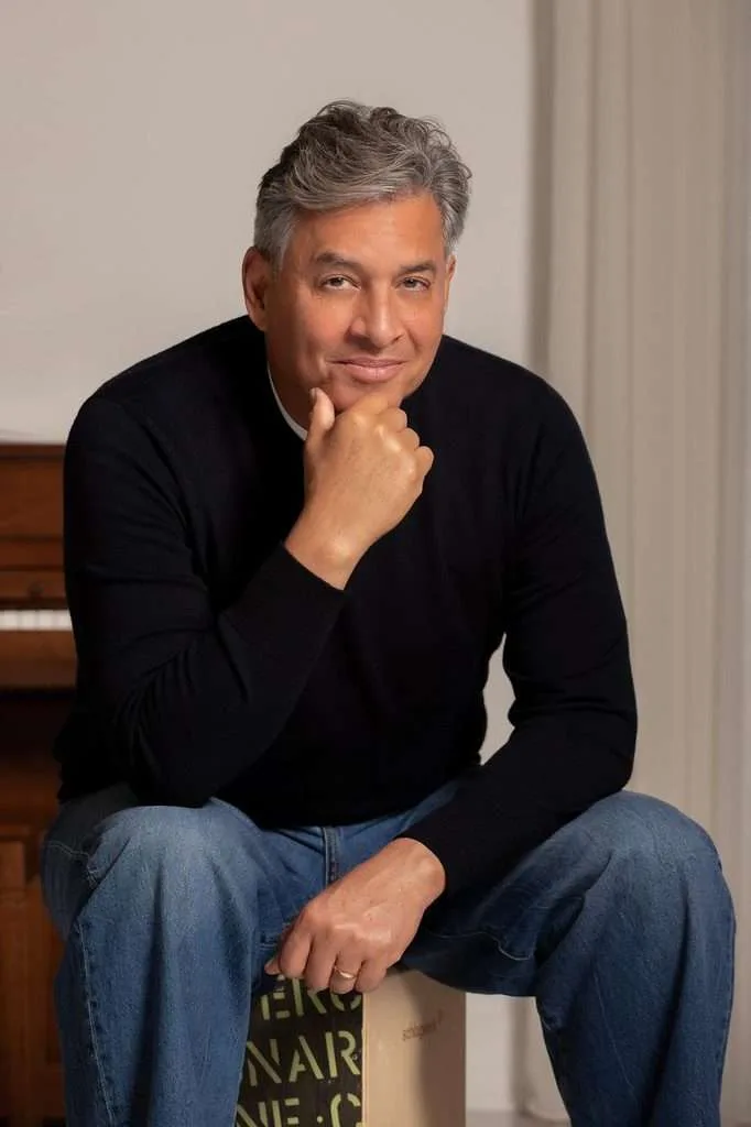 Daniel Sarcos combina teatro, gaita y podcast en 2026