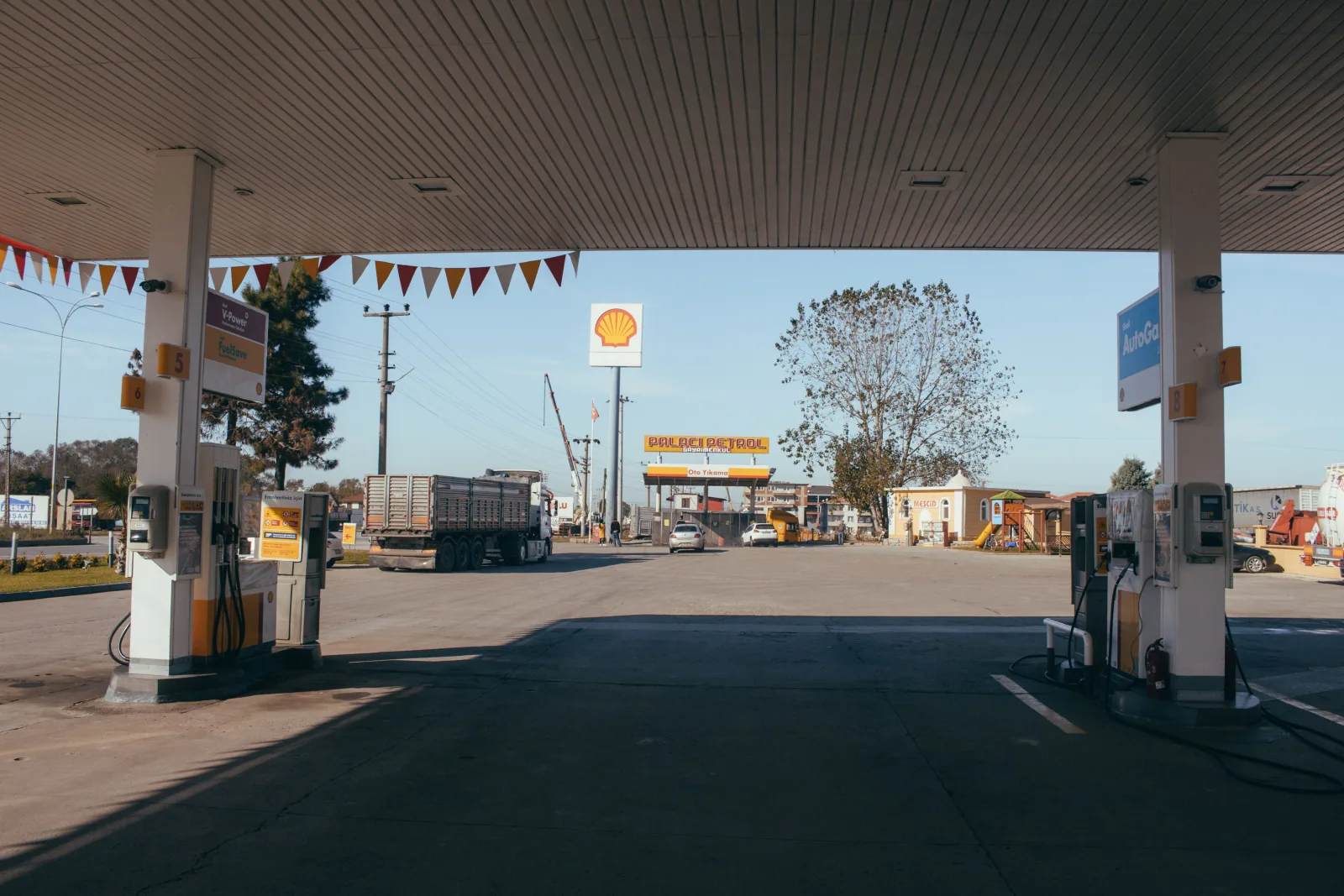 Estación de servicio vacía con surtidores de gasolina en una autopista para atender vehículos de larga distancia