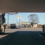 Estación de servicio vacía con surtidores de gasolina en una autopista para atender vehículos de larga distancia