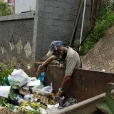 Basura sin recoger agrava la crisis en Caracas popular