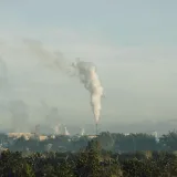 Una chimenea industrial libera emisiones al cielo sobre Kon Tum, Vietnam, y pone de relieve el impacto de la industria.