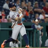 José Altuve se acerca al récord histórico de jonrones en playoffs