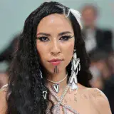 Cómo Quannah Chasinghorse combinó su cultura con la visión de Karl Lagerfeld en su look de cabello para el Met Gala