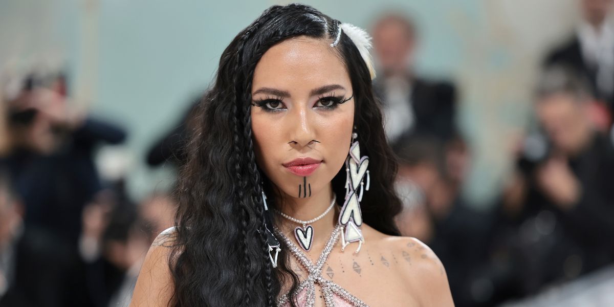 Cómo Quannah Chasinghorse combinó su cultura con la visión de Karl Lagerfeld en su look de cabello para el Met Gala