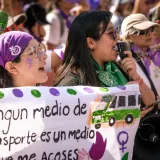 Mujeres participan en una protesta pacífica en la Ciudad de México en defensa de los derechos y el empoderamiento de las mujeres.