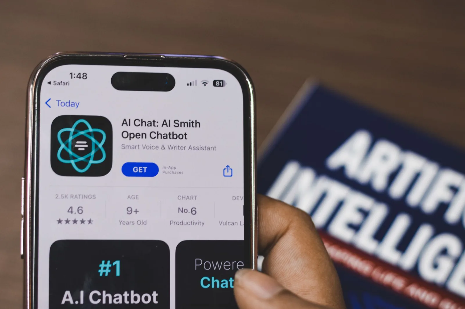 Una mano sostiene un teléfono inteligente con una aplicación de chatbot de IA, destacando la inteligencia artificial y la tecnología.