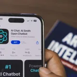 Una mano sostiene un teléfono inteligente con una aplicación de chatbot de IA, destacando la inteligencia artificial y la tecnología.