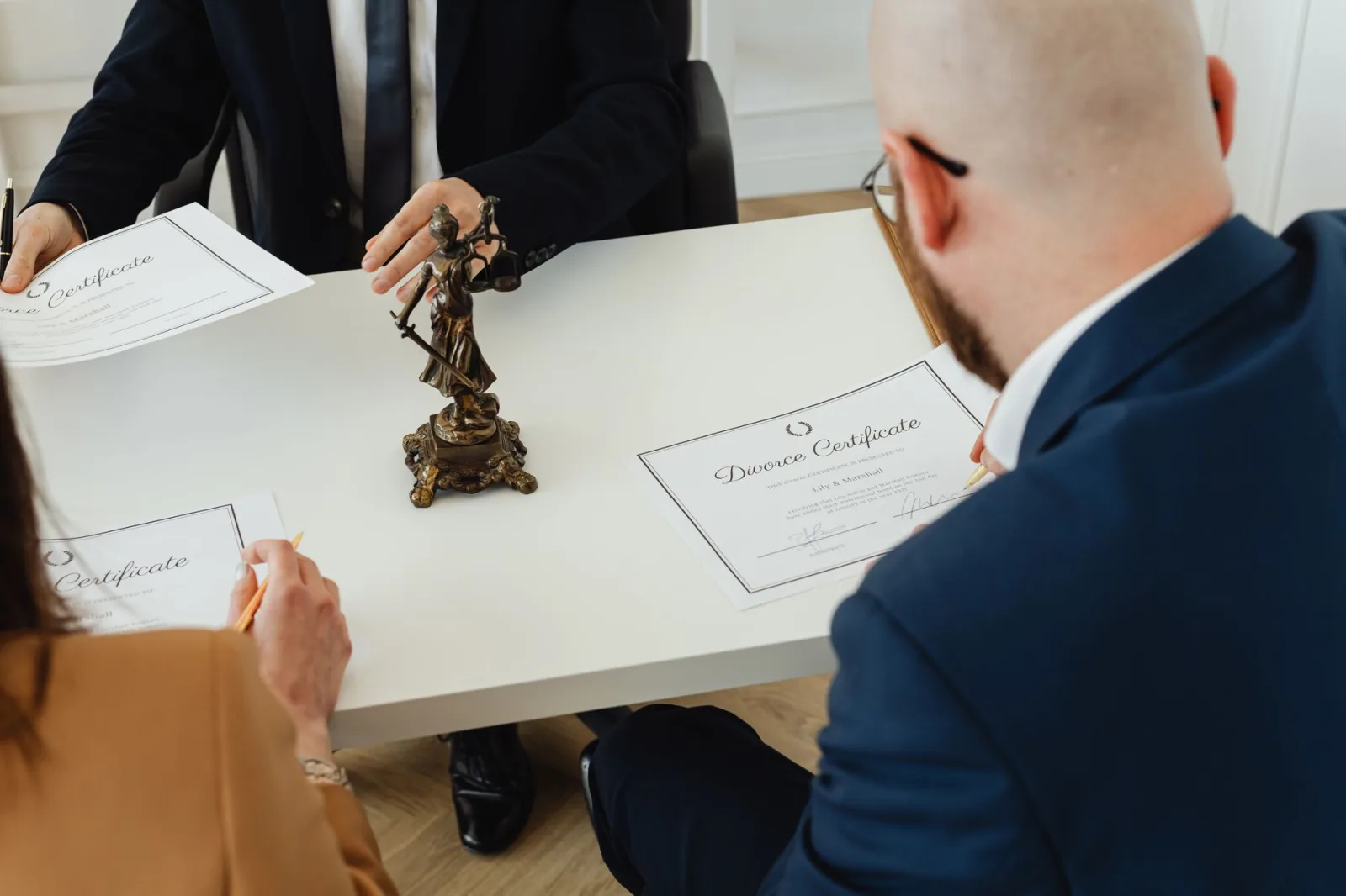 Un entorno profesional centrado en la firma de documentos de divorcio en una oficina.