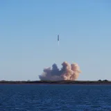 Un lanzamiento de cohete con estelas de humo sobre South Padre Island, visto desde el otro lado del océano.