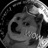 Primer plano monocromo de un Dogecoin con el icónico diseño de Shiba Inu.